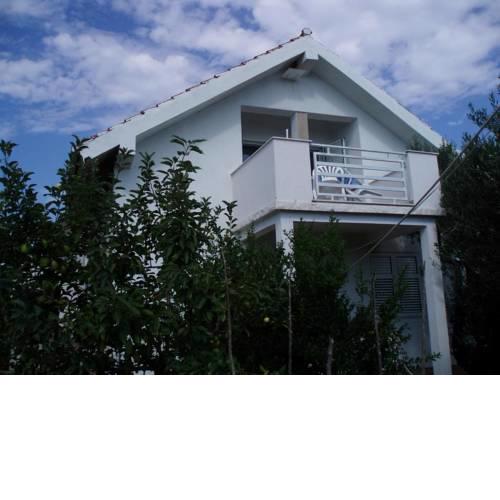 Apartments by the sea Vinisce, Trogir - 17210