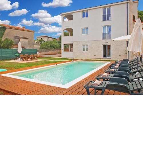 Apartments Denis 1742