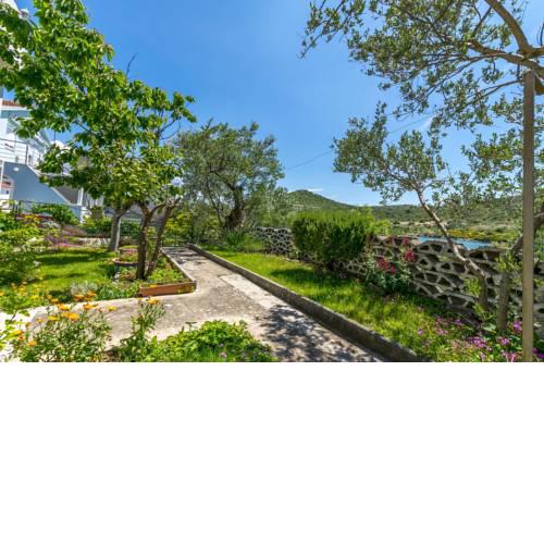 Apartments Garden by the sea