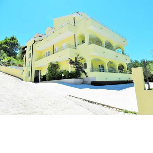Apartments in Okrug Gornji 33036