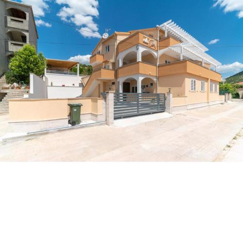 Apartments Lux 2 - heated pool