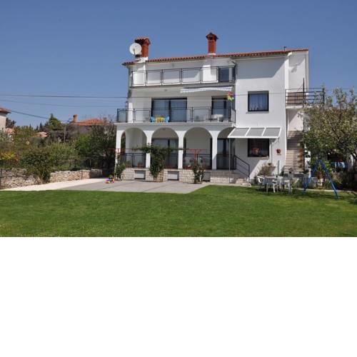 Apartments Nedjeljka with large garden in Medulin (3532)