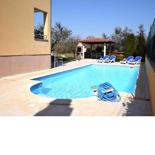 Comfortable Apartment in Pula with Pool