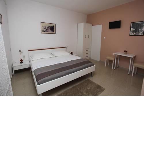 Apartments & Rooms Kresan