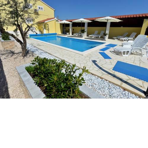 Apartments Simoni with pool, Zadar county
