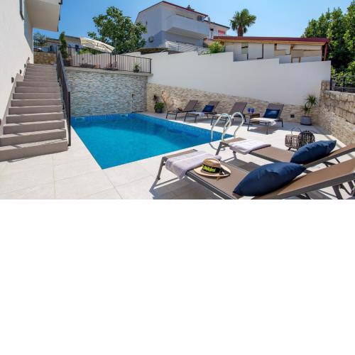 Apartments Villa Frankola with swimming pool
