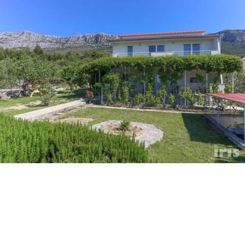 Apartments with a parking space Kastel Sucurac, Kastela - 12445