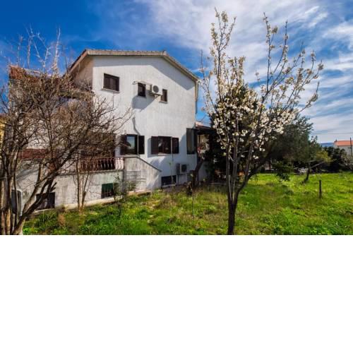 Apartments with a parking space Kastel Sucurac, Kastela - 12815