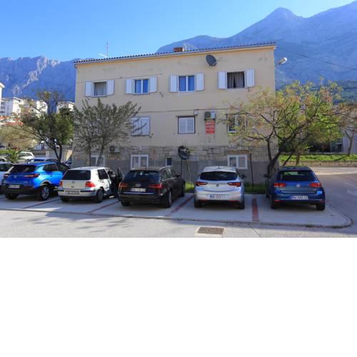 Apartments with a parking space Makarska - 16431