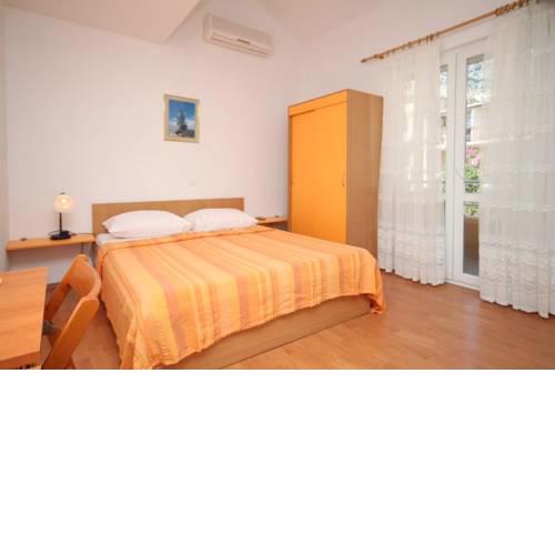 Apartments with a parking space Makarska - 6850
