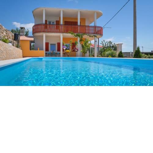 Apartments with a swimming pool Kastel Sucurac, Kastela - 14047