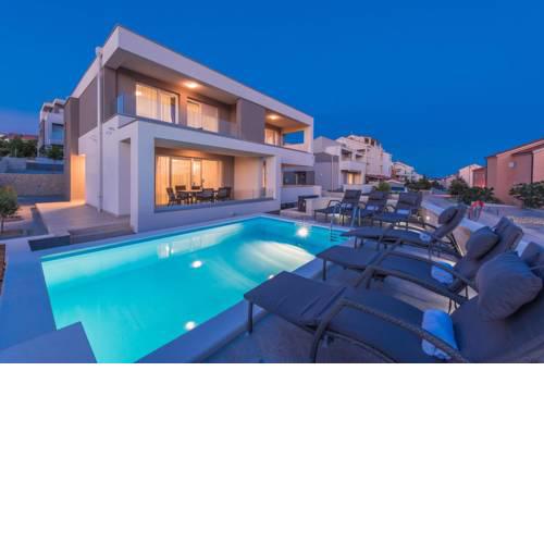 Apartments with a swimming pool Novalja, Pag - 17216