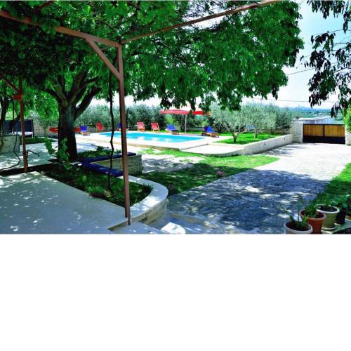 Apios Holiday Home