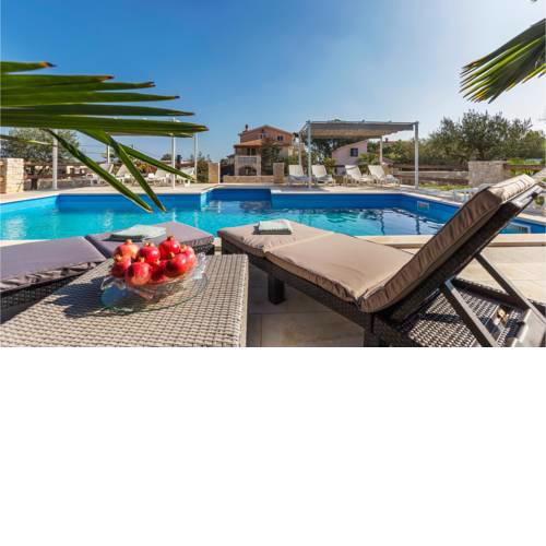 Awesome apartment in Liznjan w/ Outdoor swimming pool and 1 Bedrooms