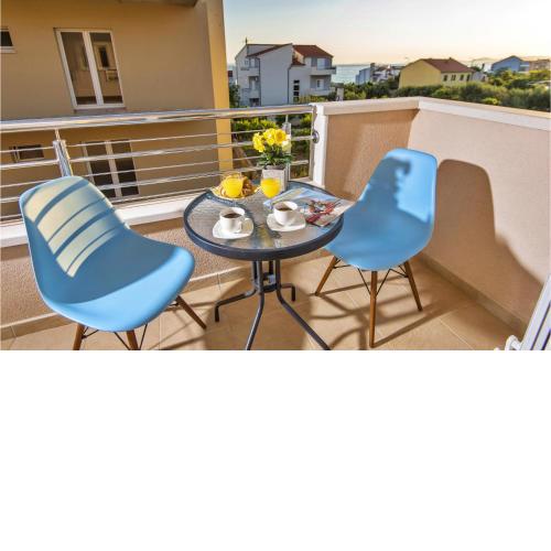 Awesome apartment in Podstrana with