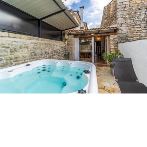 Awesome apartment in Svetvincenat w/ Jacuzzi and 1 Bedrooms