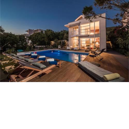 Awesome home in Dramalj w/ Outdoor swimming pool, Jacuzzi and 4 Bedrooms
