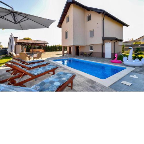 Awesome home in Gracec with Outdoor swimming pool, Sauna and 3 Bedrooms