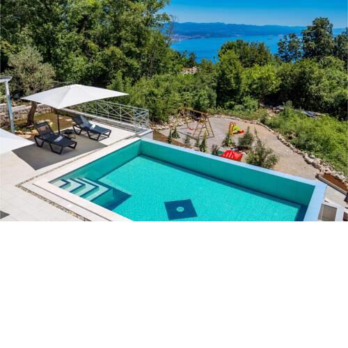 Awesome home in Icici w/ Outdoor swimming pool, WiFi and 4 Bedrooms