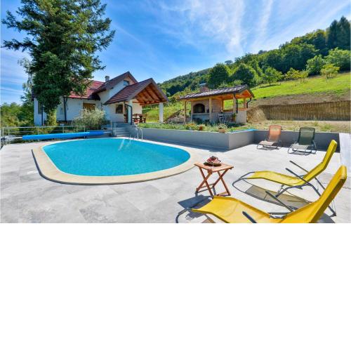 Awesome home in Piscanovec with Outdoor swimming pool and 3 Bedrooms