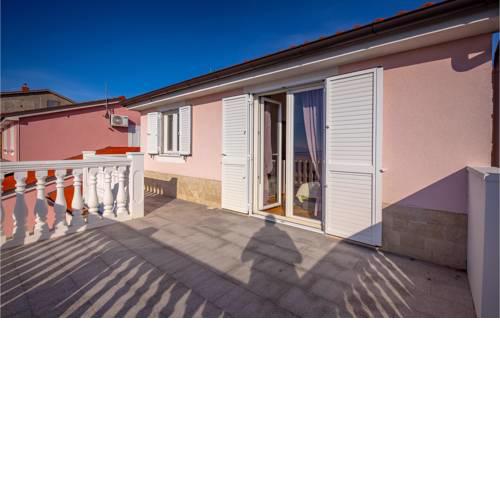 Awesome home in Smrika w/ Jacuzzi and 3 Bedrooms