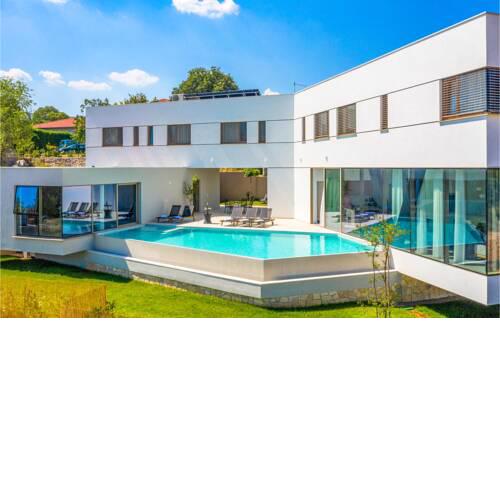 Awesome home in Zmijavci w/ Outdoor swimming pool, Outdoor swimming pool and Heated swimming pool