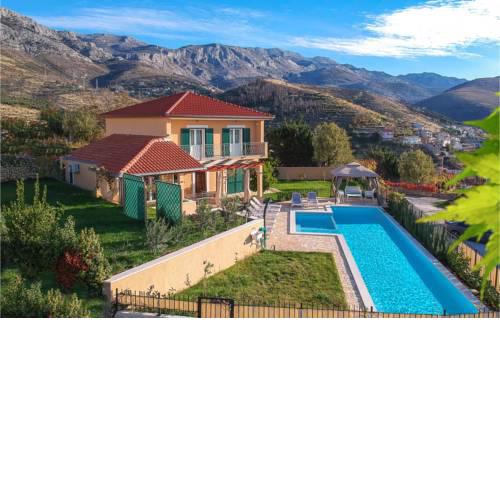 Awesome home in Zrnovnica w/ Outdoor swimming pool and 3 Bedrooms