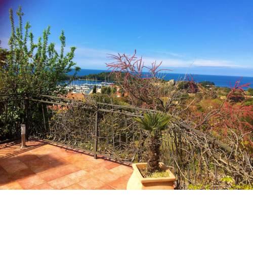 Bachelor's art retreat with spectacular views