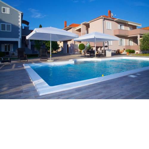 Banić Apartments with pool