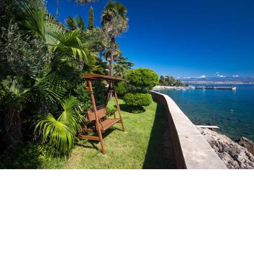 Beachfront Apartment in Villa