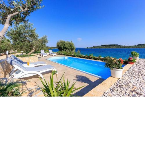 Beachfront luxury villa w pool & large garden