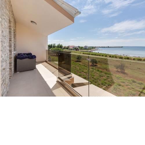 Beachfront three bedroom villa with hot tub - SGB3