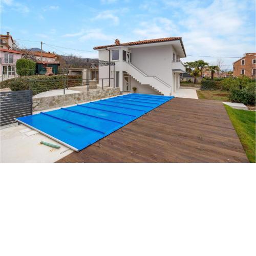 Beautiful apartment in Lovran with Outdoor swimming pool and 2 Bedrooms