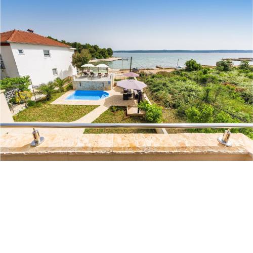 Beautiful apartment in Zdrelac with WiFi and 2 Bedrooms
