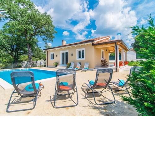 Beautiful detached villa with private pool, terrace and spacious garden