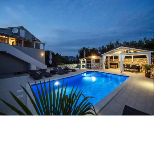 Beautiful holiday home with private pool, roofed terrace, 3 sea view terraces