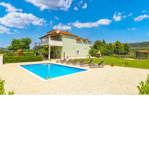 Beautiful home in Donji Prolozac w/ Outdoor swimming pool and 5 Bedrooms