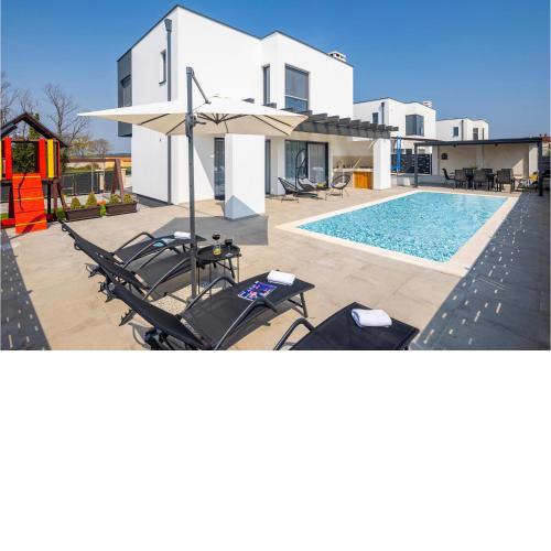 Beautiful home in Galizana with Outdoor swimming pool, WiFi and 3 Bedrooms