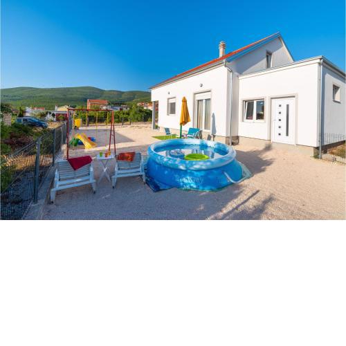 Beautiful home in Karin Gornji with WiFi and 2 Bedrooms