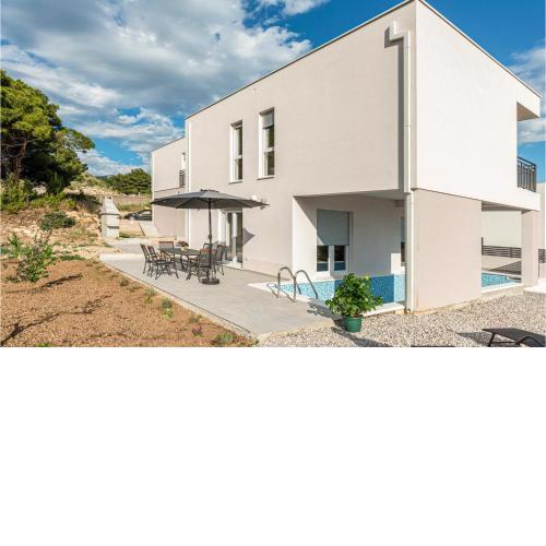 Beautiful home in Klis with Outdoor swimming pool, Heated swimming pool and Private swimming pool