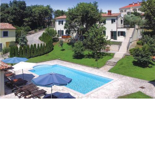 Beautiful home in Liznjan with 4 Bedrooms