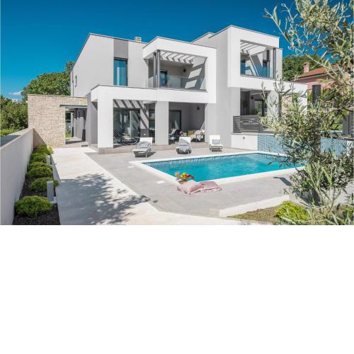 Beautiful home in Medulin w/ Outdoor swimming pool, Heated swimming pool and 3 Bedrooms