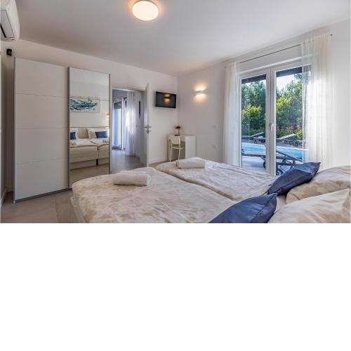 Beautiful home in Medulin with Outdoor swimming pool, WiFi and 4 Bedrooms