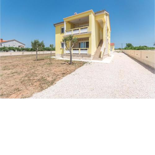 Beautiful home in Ninski Stanovi with WiFi and 4 Bedrooms