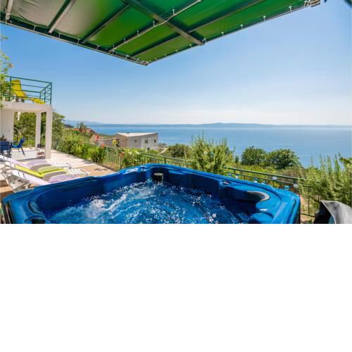 Beautiful home in Podgora with Jacuzzi, WiFi and 3 Bedrooms