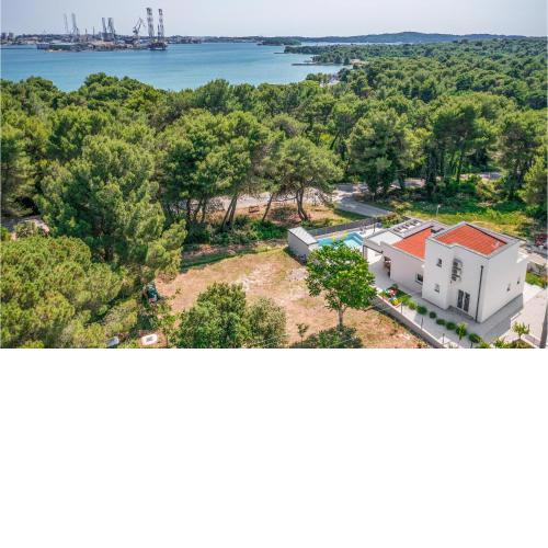 Beautiful home in Pula with Outdoor swimming pool, WiFi and 3 Bedrooms