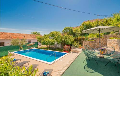 Beautiful home in Runovic with Outdoor swimming pool, WiFi and 3 Bedrooms