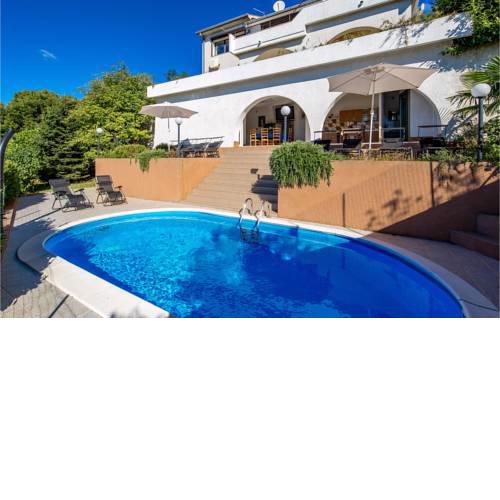 Beautiful home in Sarsoni w/ Outdoor swimming pool and 4 Bedrooms
