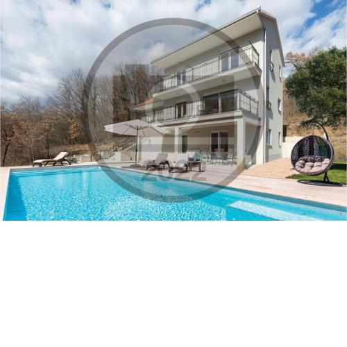 Beautiful home in Sinj with 5 Bedrooms