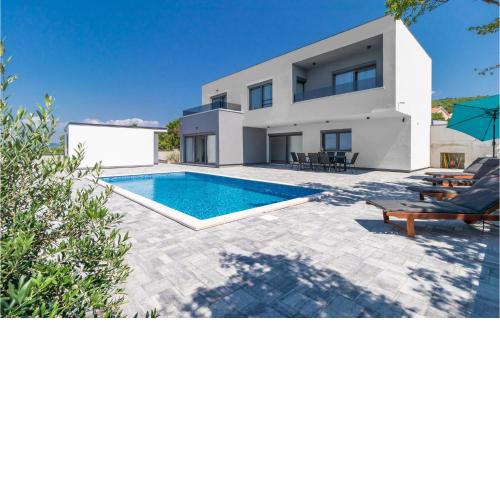 Beautiful home in Smrika with Outdoor swimming pool, WiFi and 3 Bedrooms